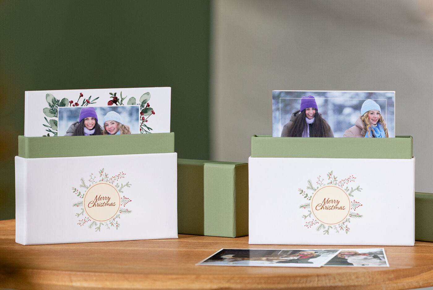 Zwei CEWE-Grußkarten mit winterlichen Motiven und Fotos von Freunden.