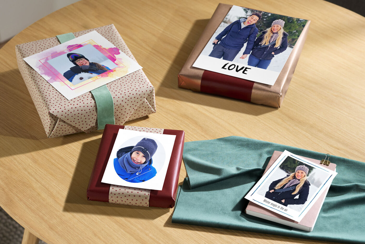 Geschenkverpackungen mit persönlichen Fotos auf einem Tisch.