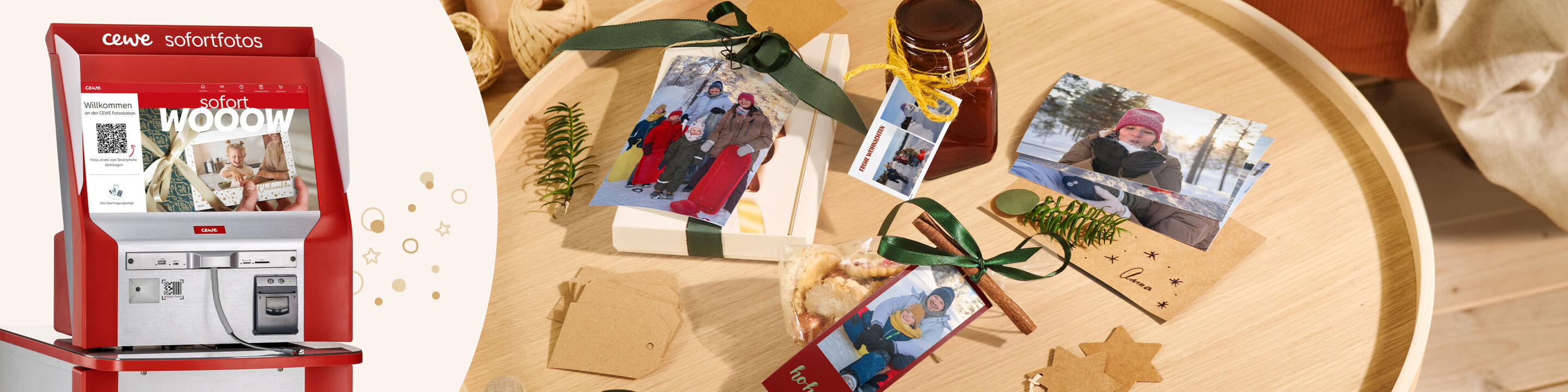 Bild eines CEWE Sofortfoto-Automaten neben einem Tisch mit liebevoll gestalteten Geschenken mit persönlichen Fotos und grünen Schleiden.